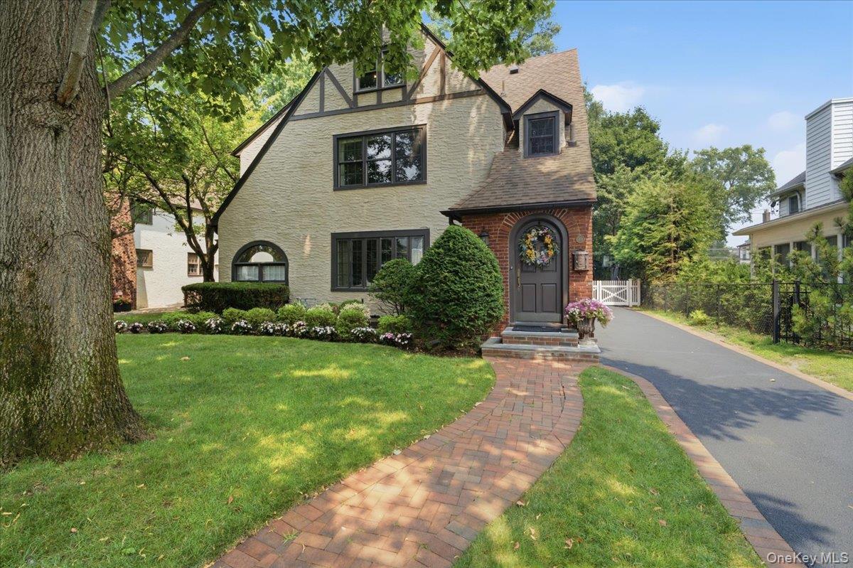 89 Poplar Street, Garden City NY 11530