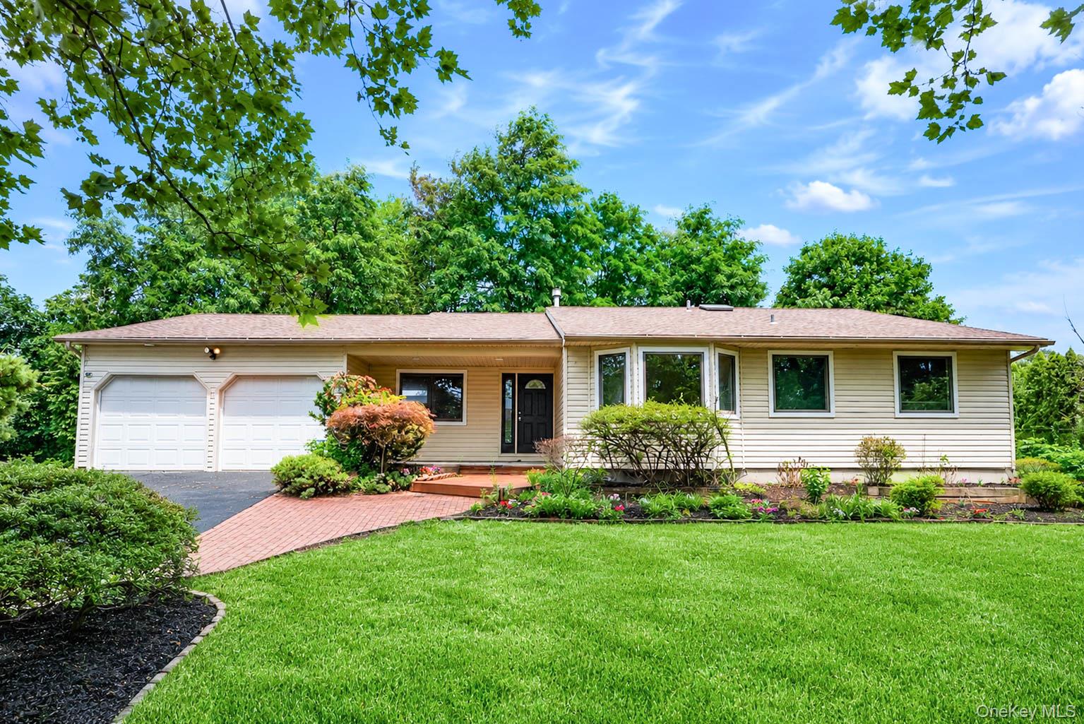 15 Dix Circle, Dix Hills NY 11746