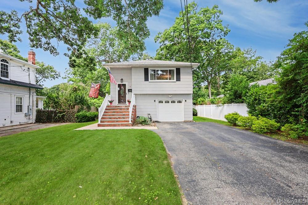 555 N Windsor Avenue, Brightwaters NY 11718