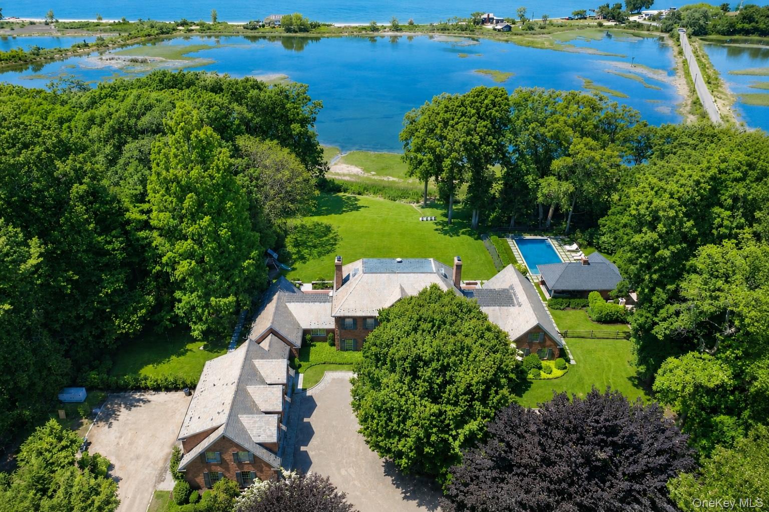 2 Lands End Road, Locust Valley NY 11560