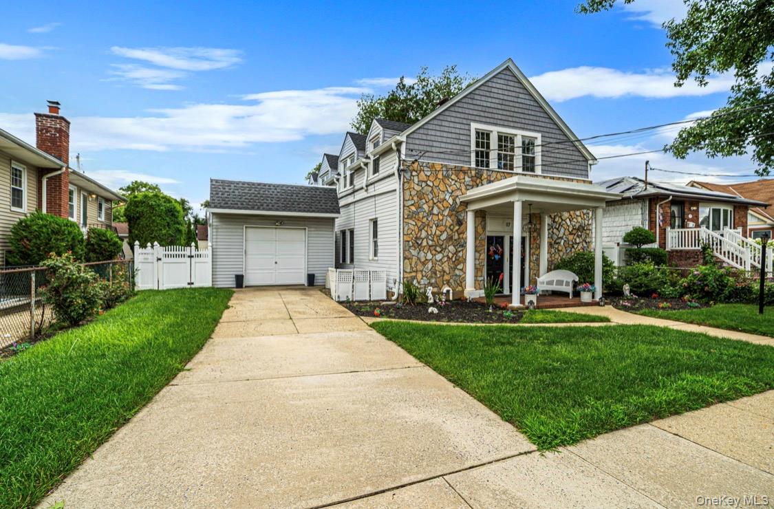 17 Oxford Street, Malverne NY 11565