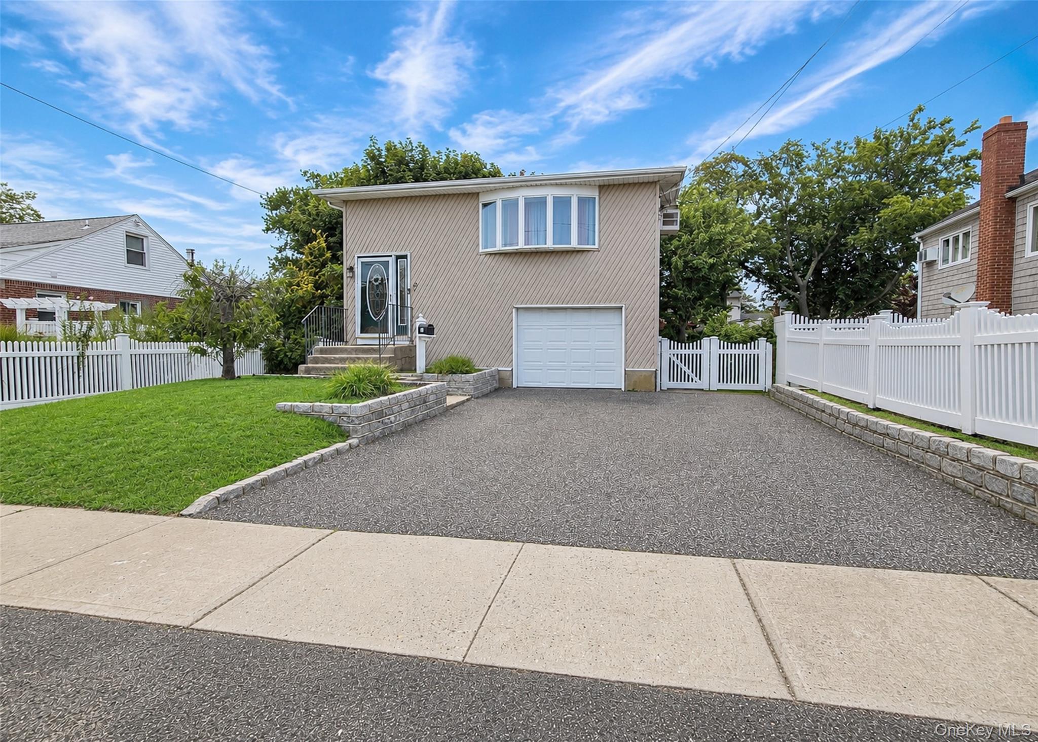 11 Farragut Avenue, Lindenhurst NY 11757