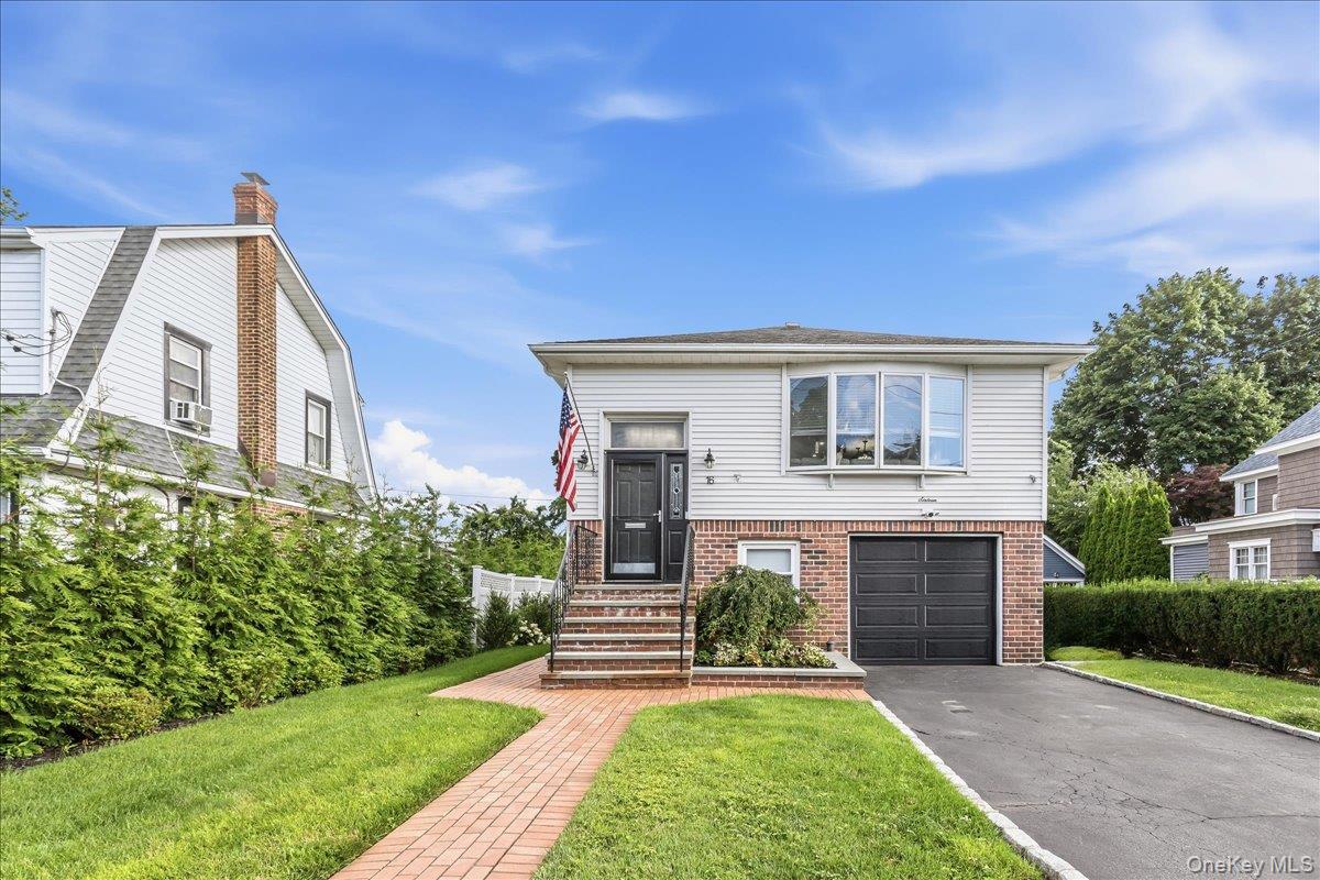 16 Netz Place, Albertson NY 11507
