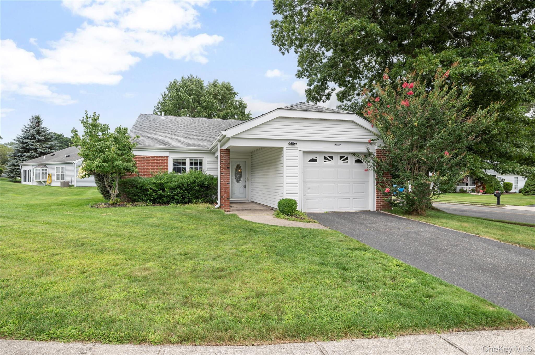 7 Avon Court, Ridge NY 11961