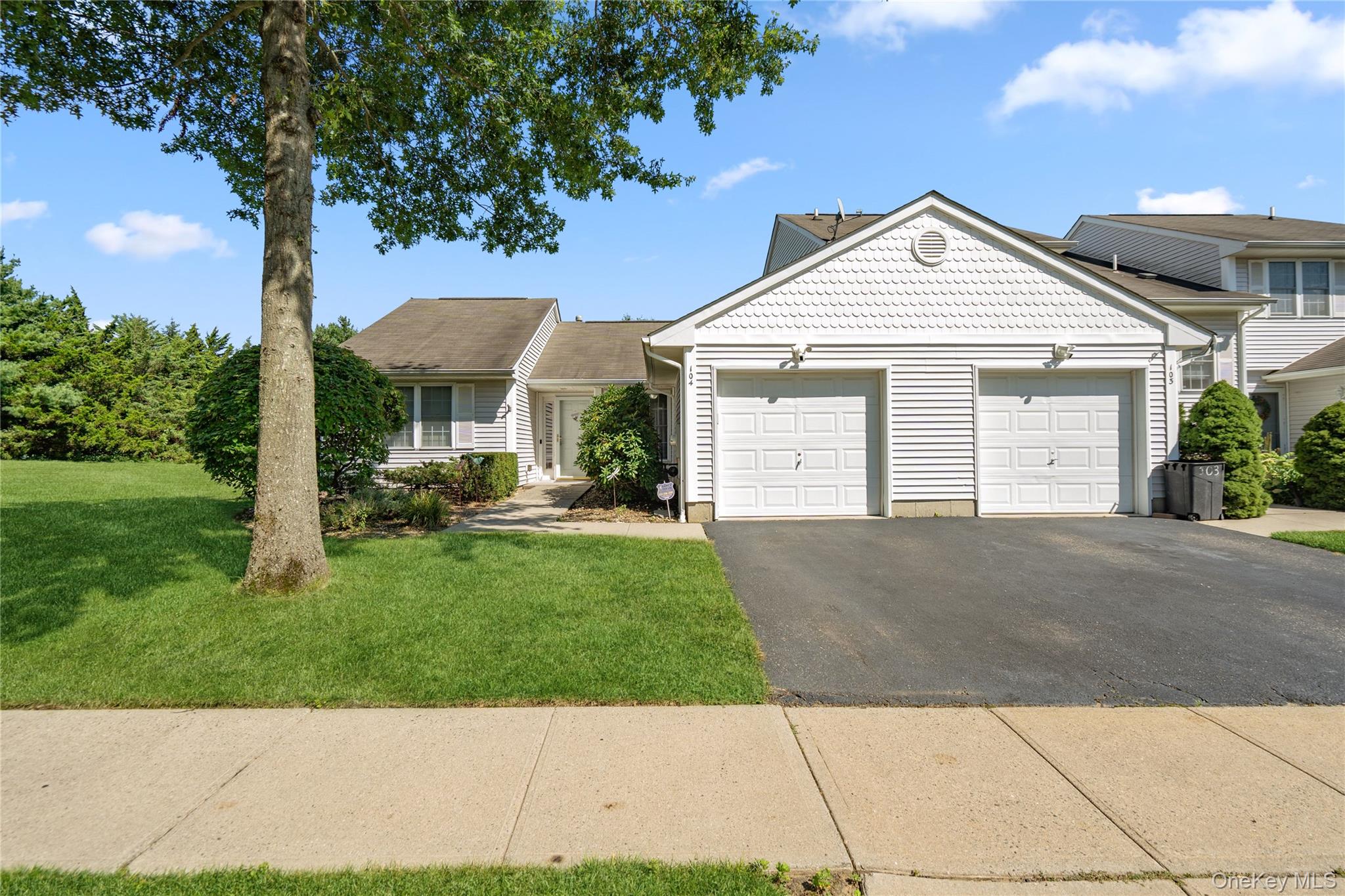104 Sagaponack Court, Melville NY 11747