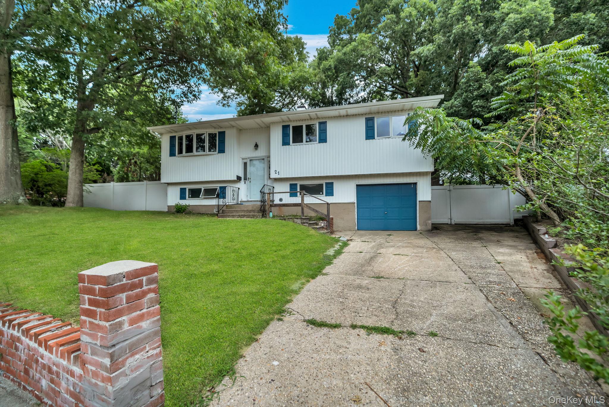 21 University Drive, Ronkonkoma NY 11779