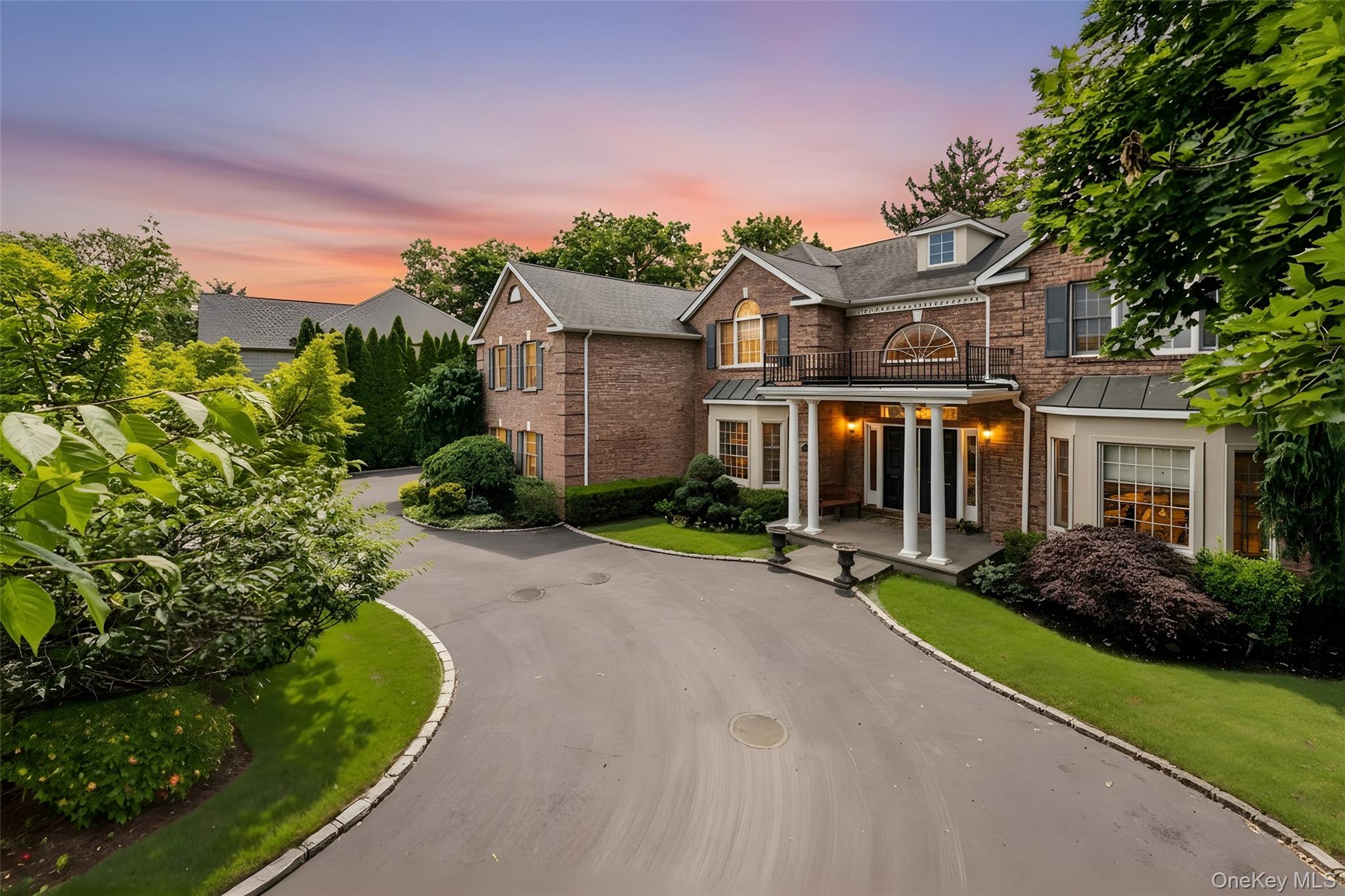 50 Eastwoods Court, Roslyn NY 11576