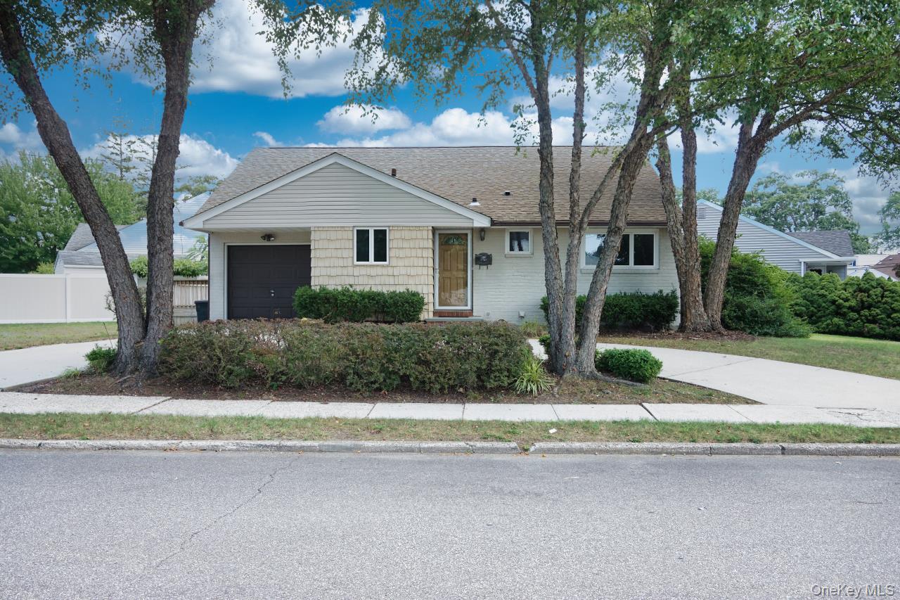 108 Glen Road, North Babylon NY 11703