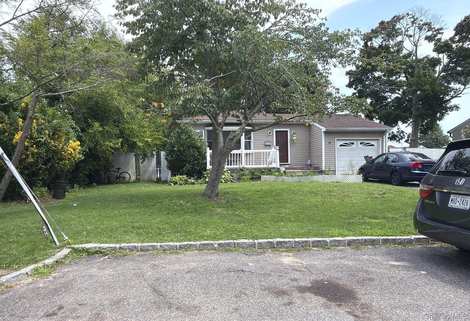 19 Chapman Place, Bay Shore NY 11706