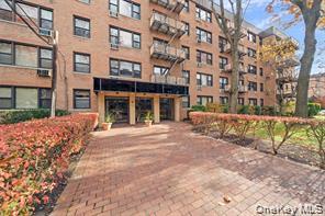 6 Birchwood Court Unit 4B, Mineola NY 11501