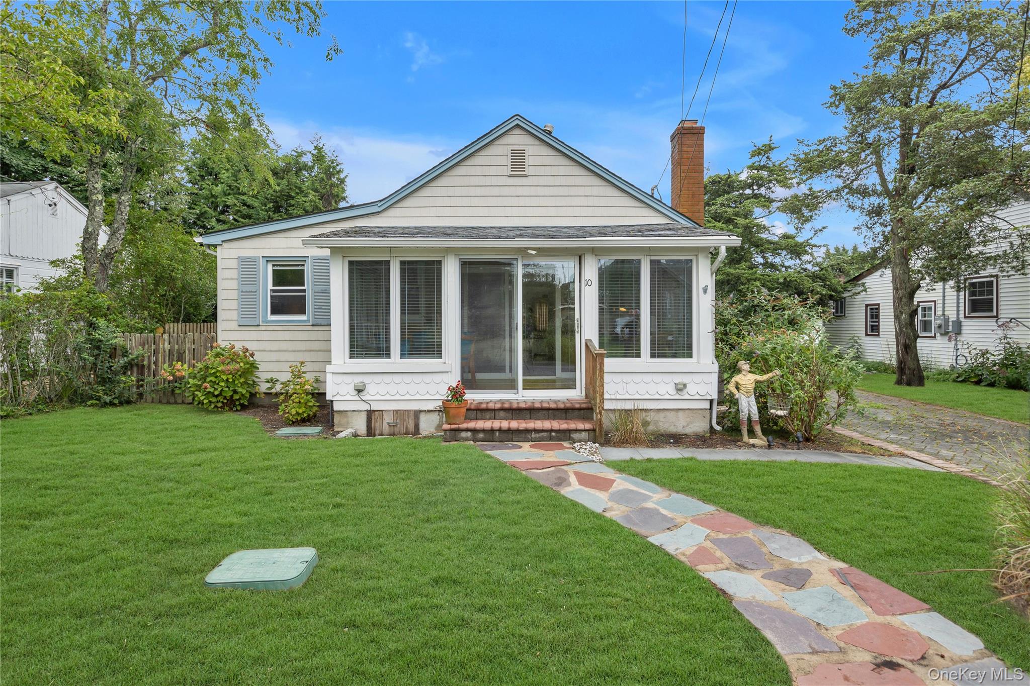 10 Mineola Court, Hampton Bays NY 11946