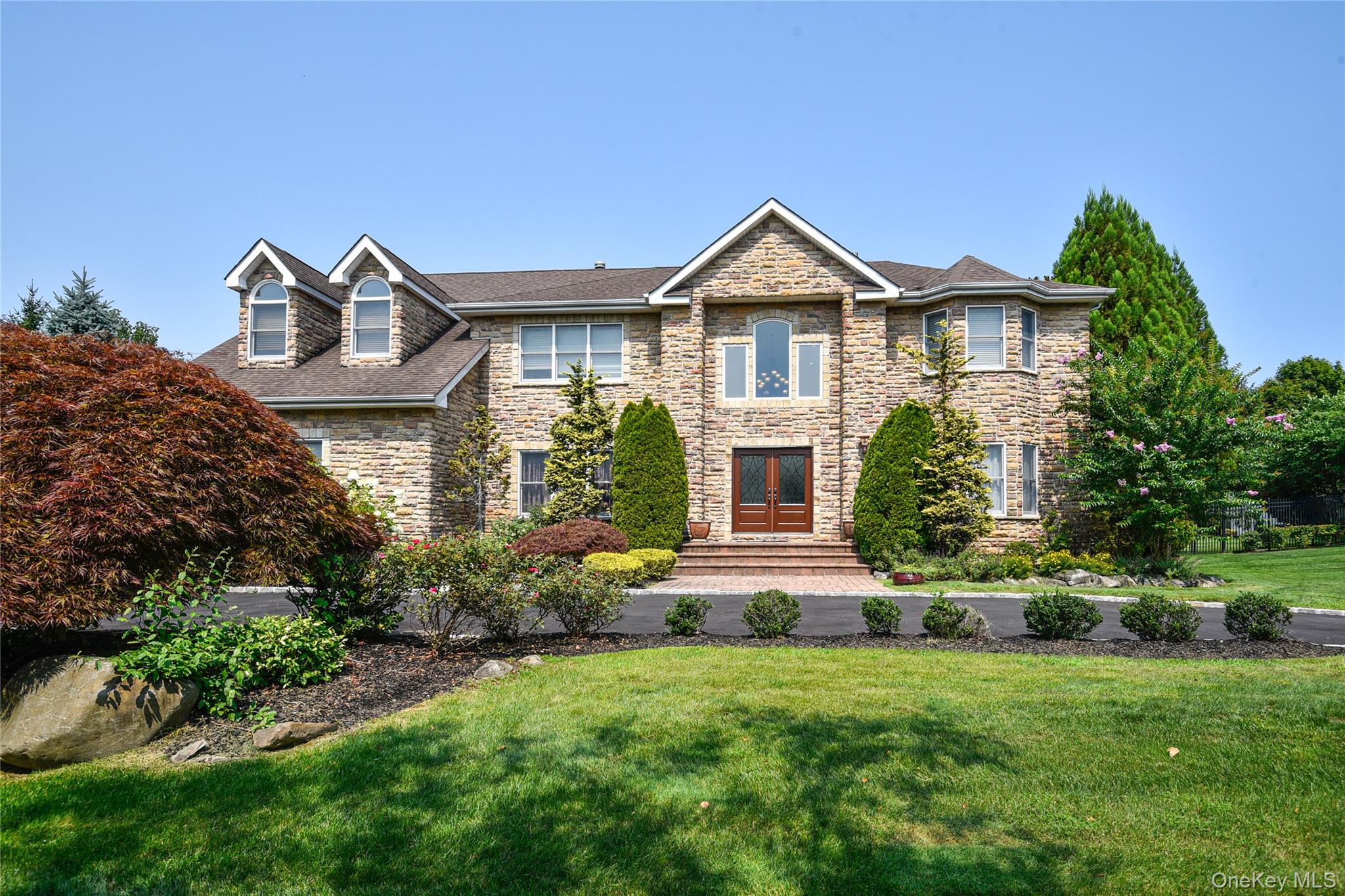 5 Home Court, Huntington NY 11743