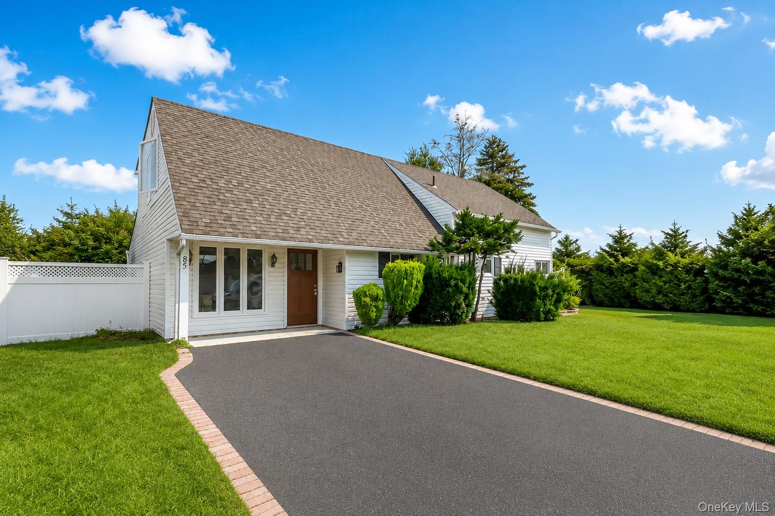85 Twin Lane N, Wantagh NY 11793
