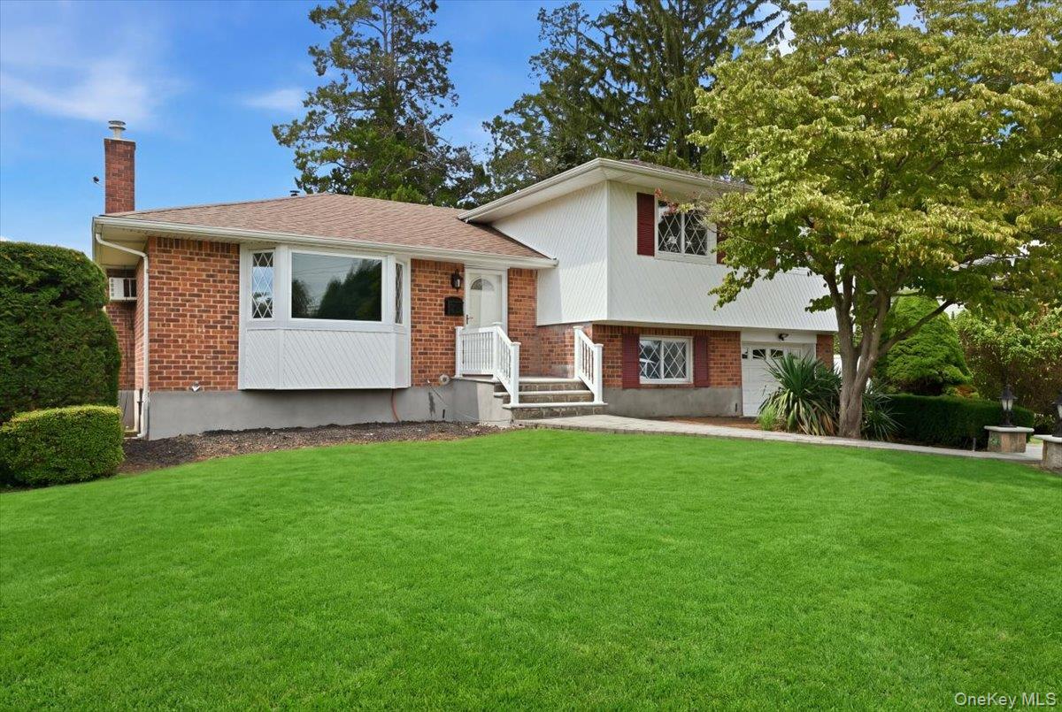 90 Grohmans Lane, Plainview NY 11803