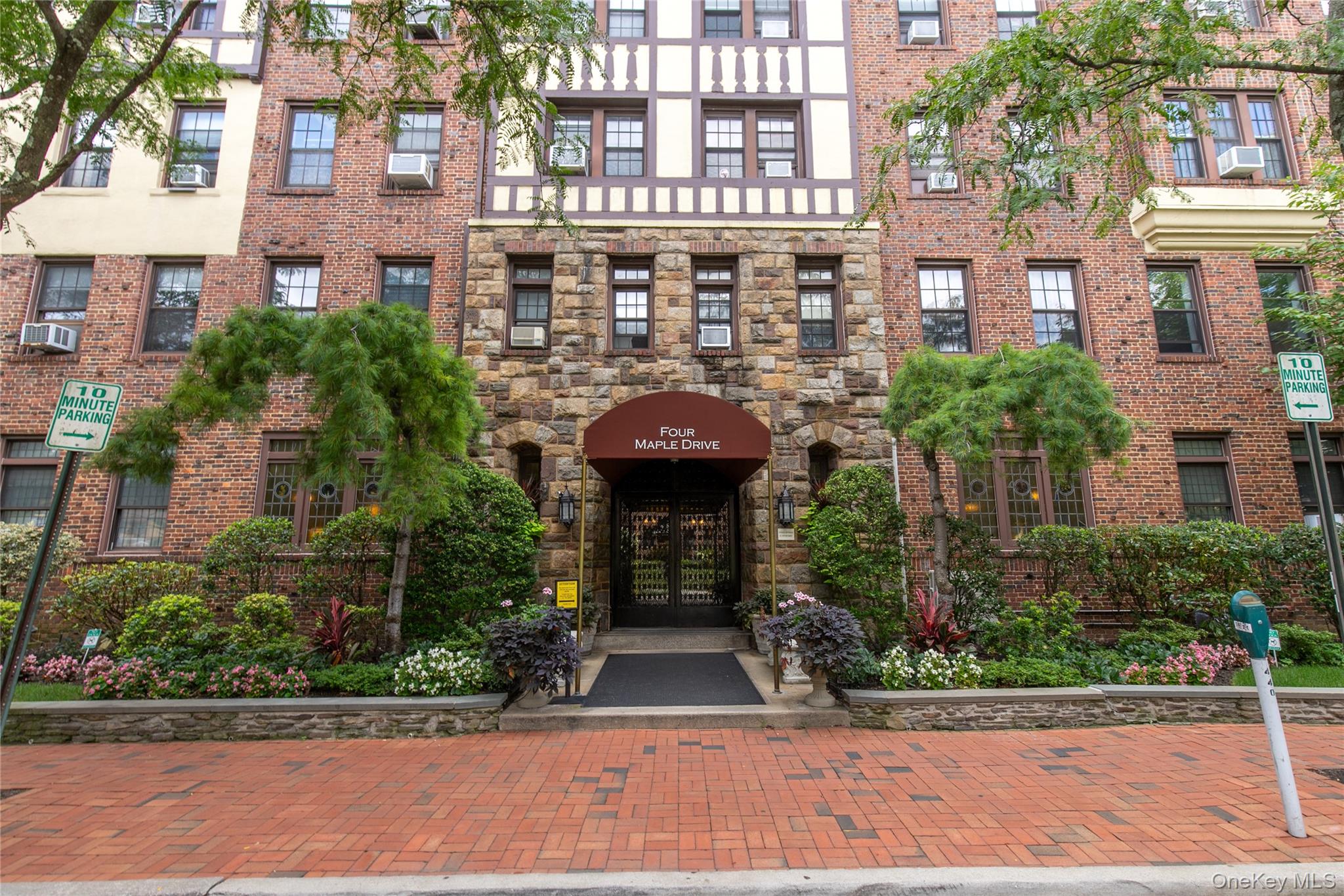 4 Maple Drive Unit 6-I, Great Neck NY 11021
