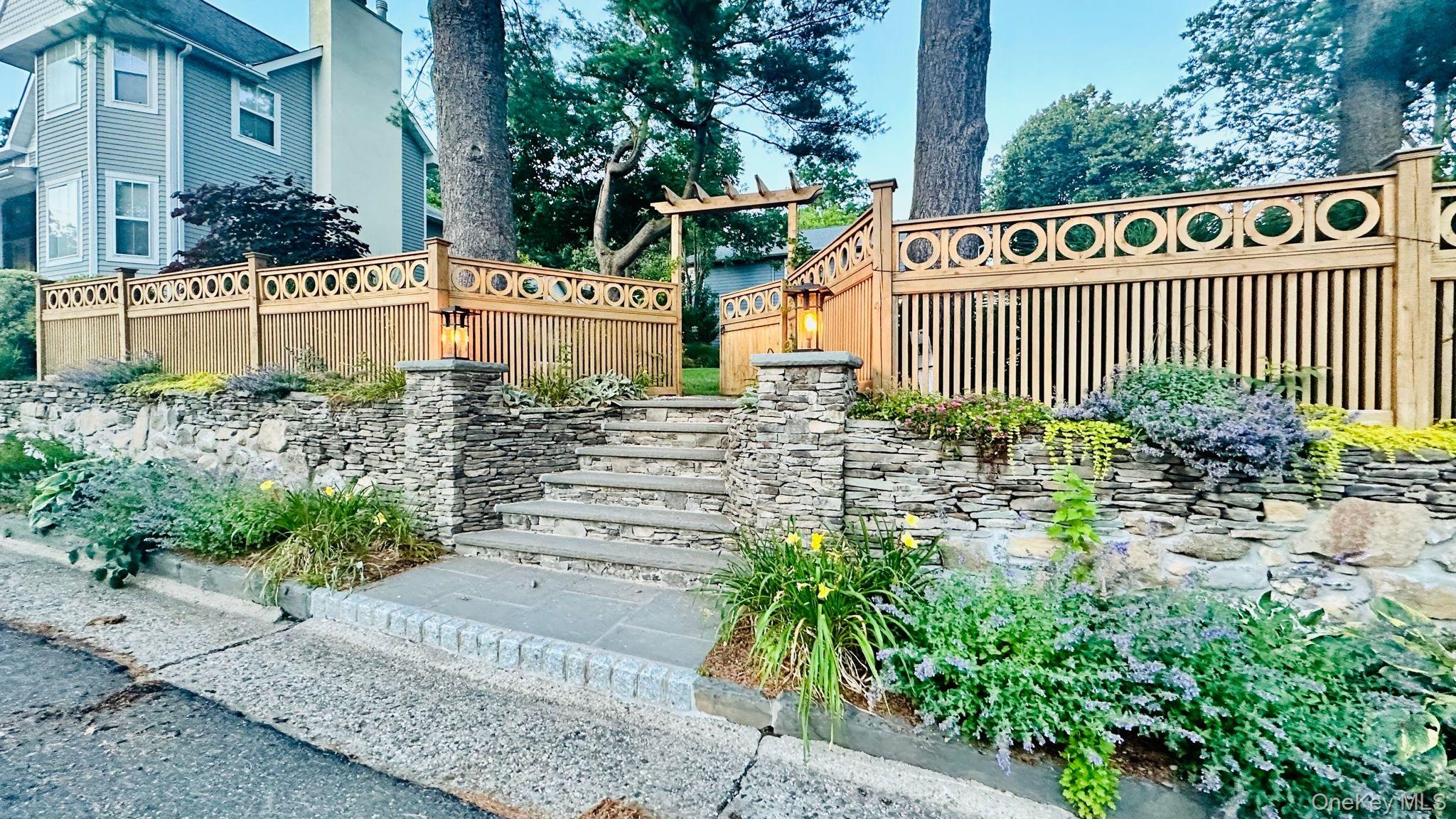18 20th Avenue, Sea Cliff NY 11579