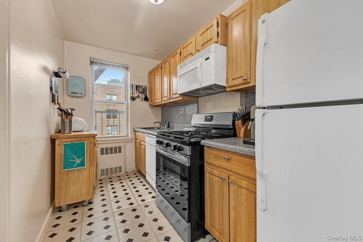 66-33 Yellowstone Boulevard Unit 5B, Forest Hills NY 11375