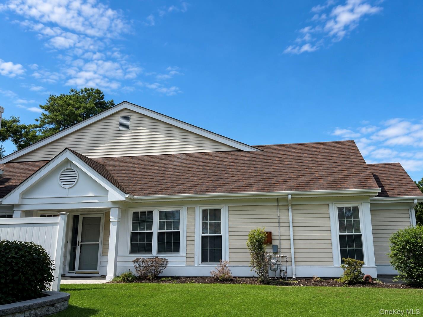 6 Oakdale Court, Ridge NY 11961
