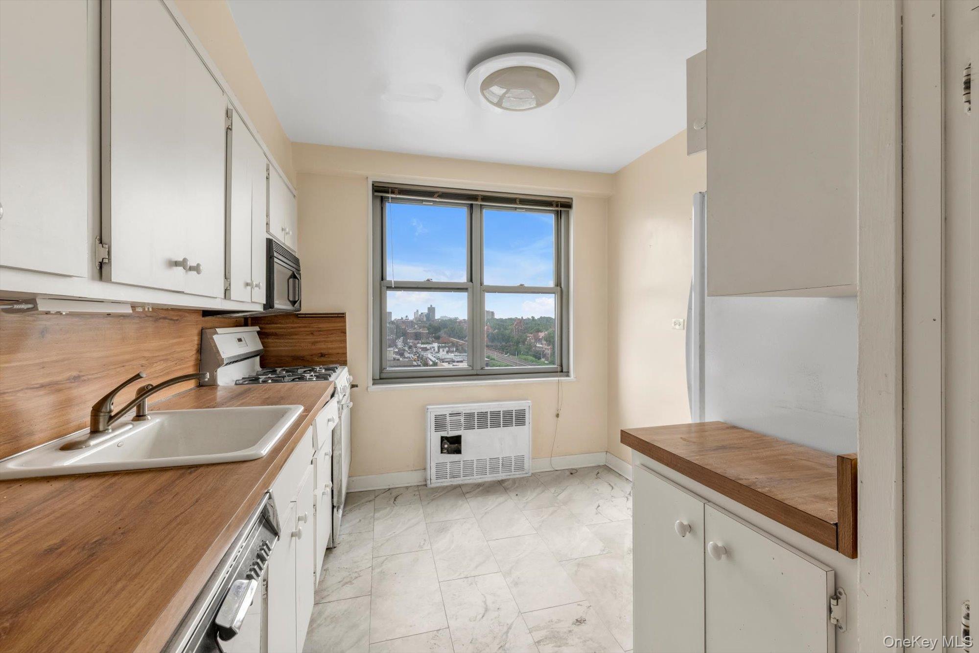 70-25 Yellowstone Boulevard Unit 14H, Forest Hills NY 11375