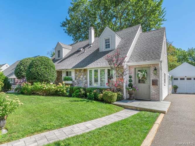 9 Robert Road, Glen Cove NY 11542