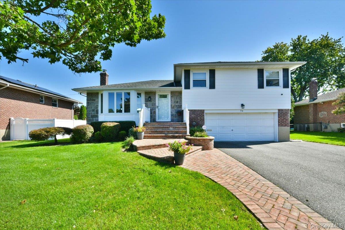 70 Glenwood Road, Plainview NY 11803