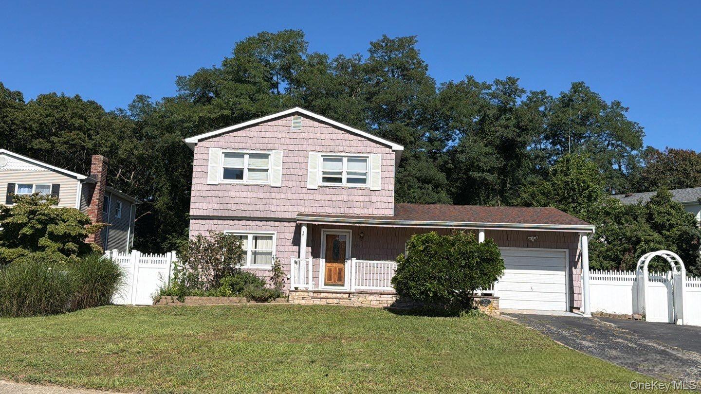 32 Sylvia Circle, Holbrook NY 11741