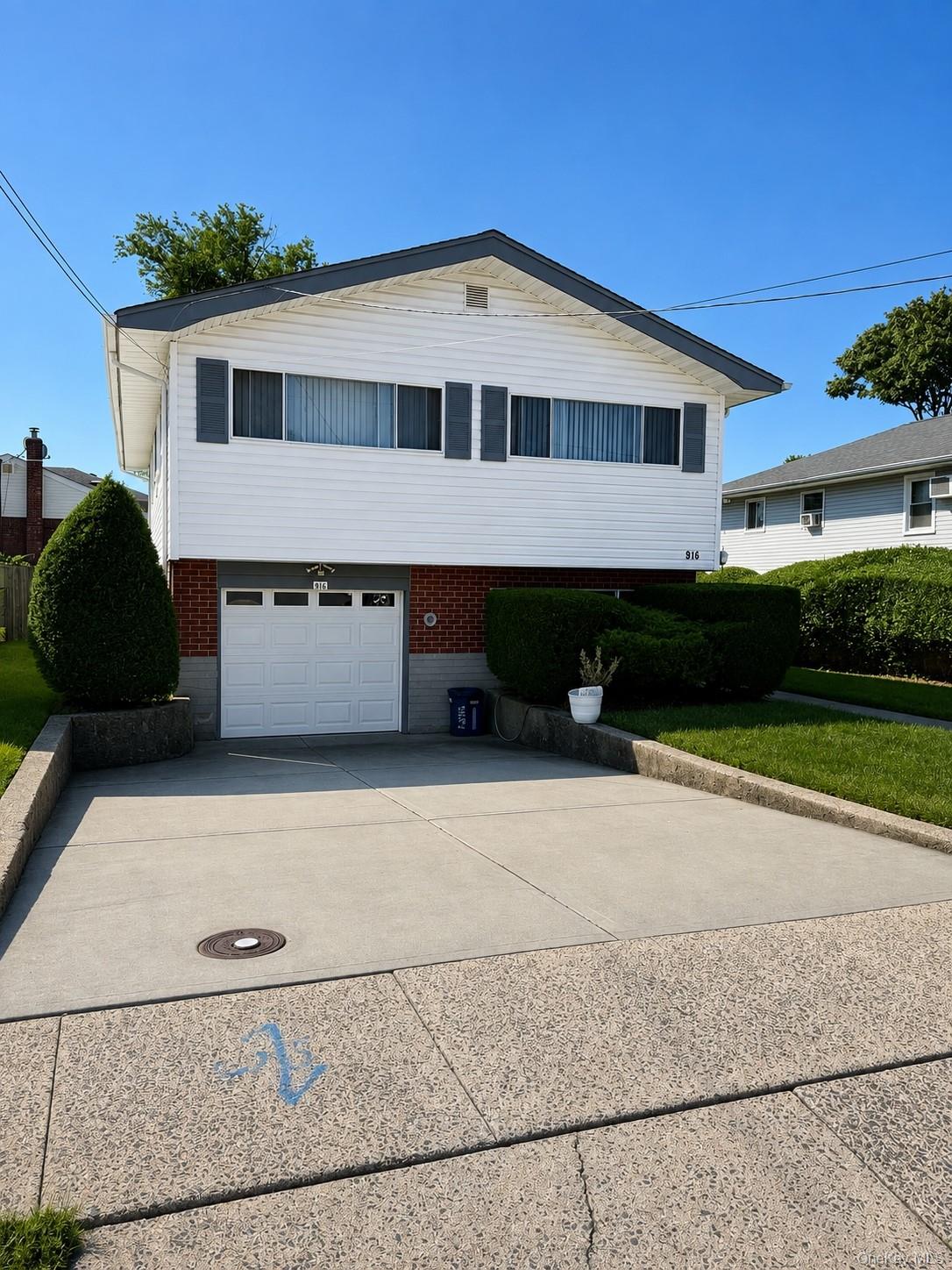 916 PARK Avenue, Westbury NY 11590