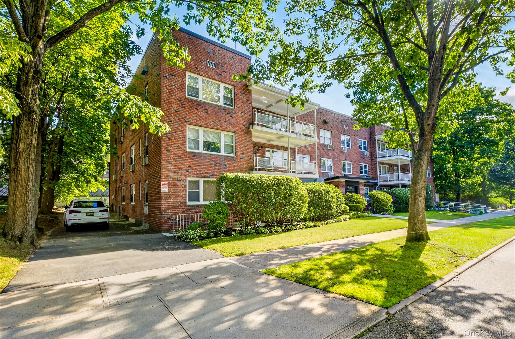 20 Hill Park Avenue Unit 1F, Great Neck NY 11021