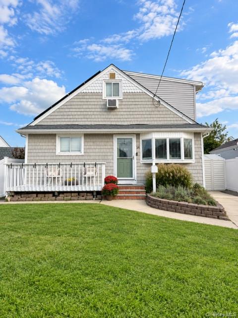 14 E Seacrest Avenue, Lindenhurst NY 11757
