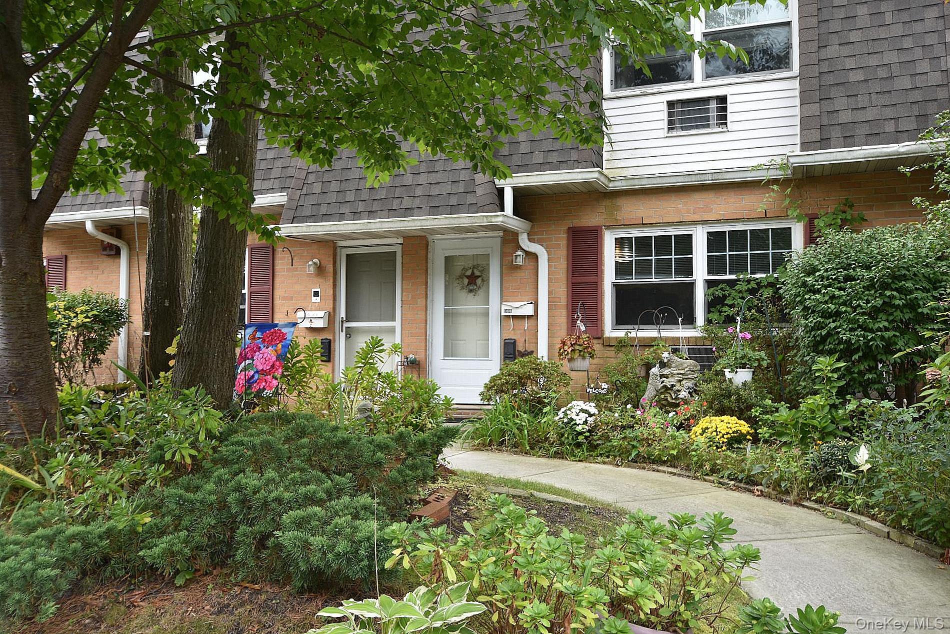 11 Glen Hollow Drive Unit D-64, Holtsville NY 11742