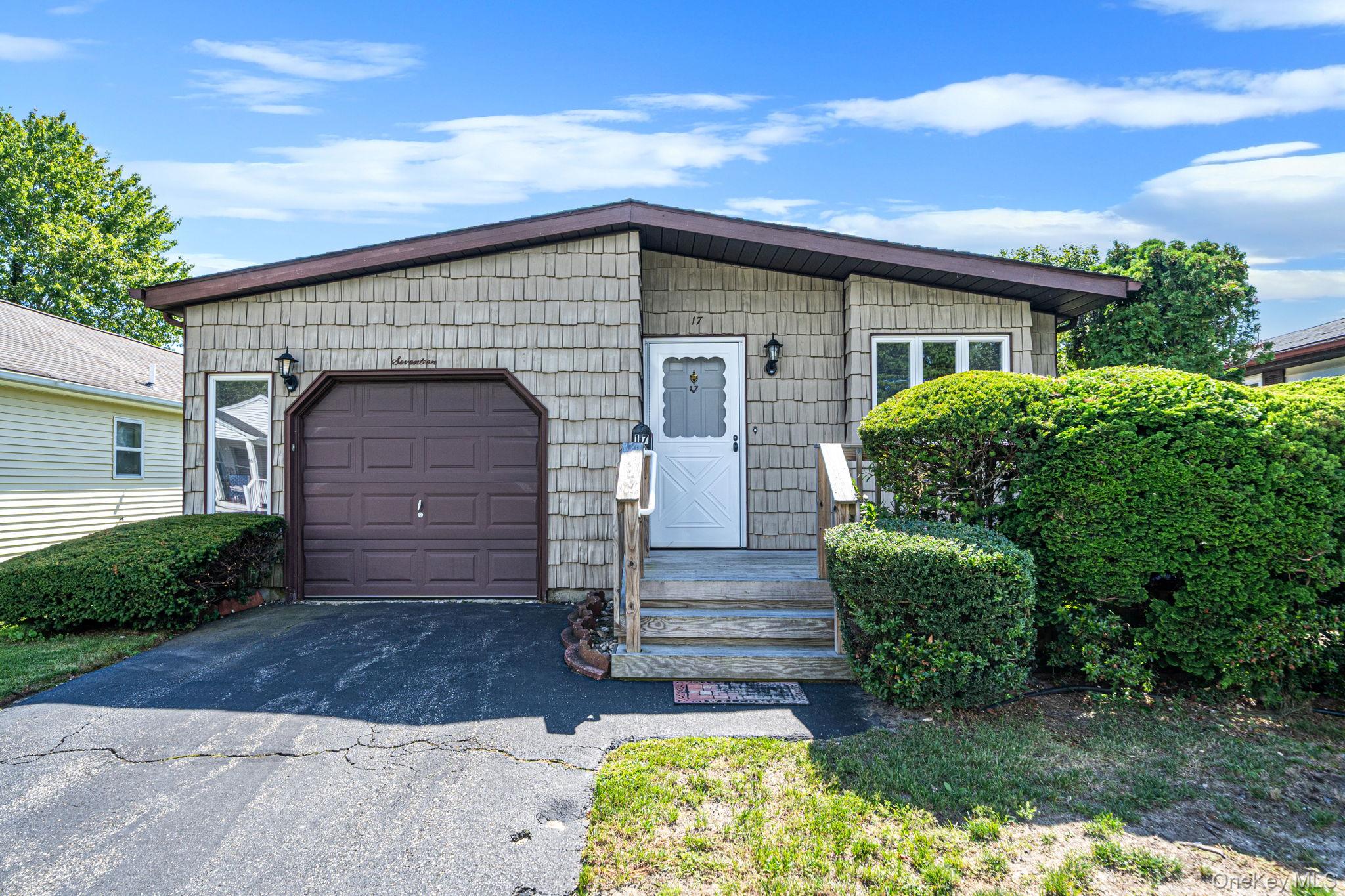 17 Dogwood Lane, Manorville NY 11949