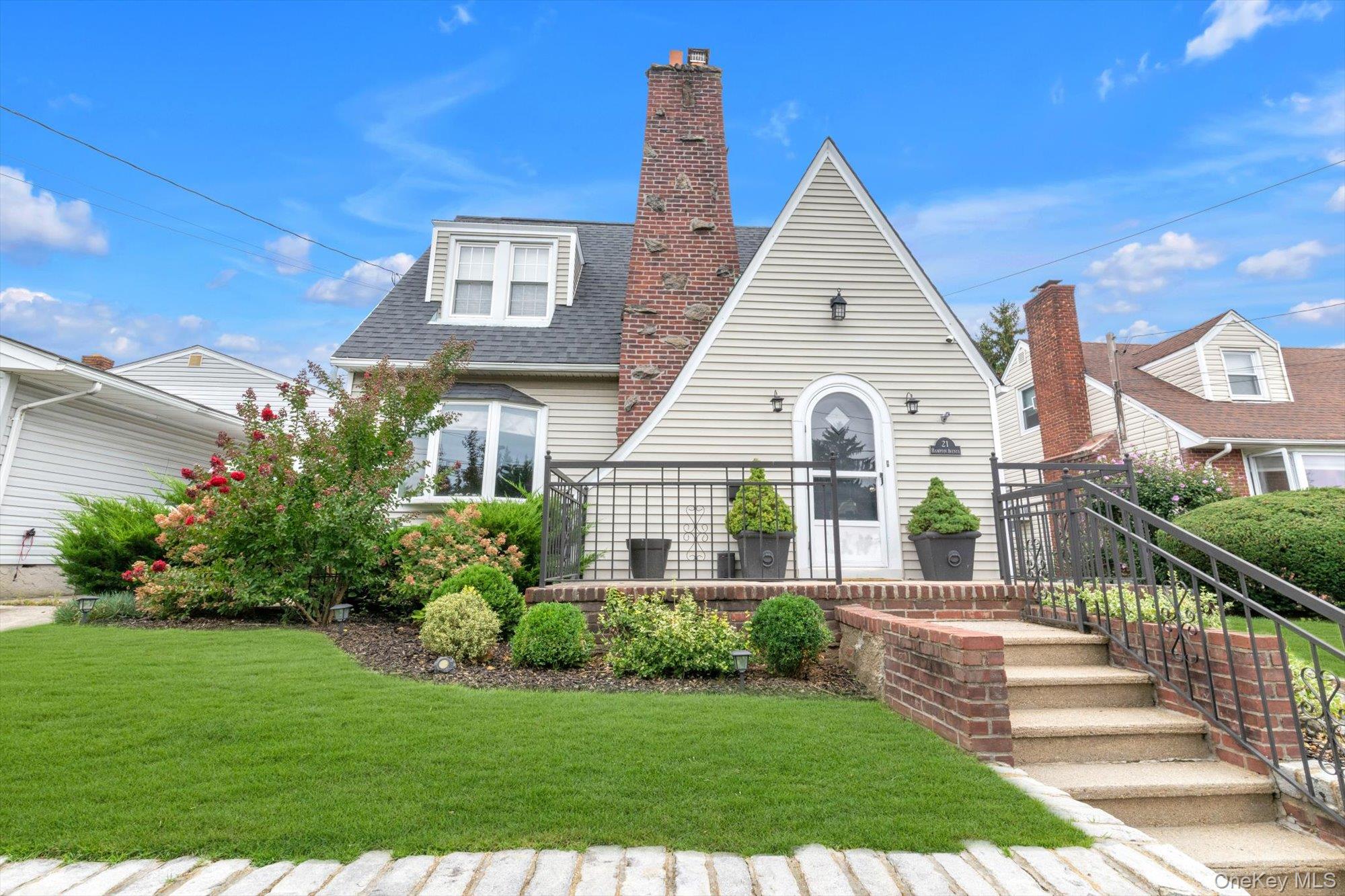 21 Hampton Avenue, Albertson NY 11507