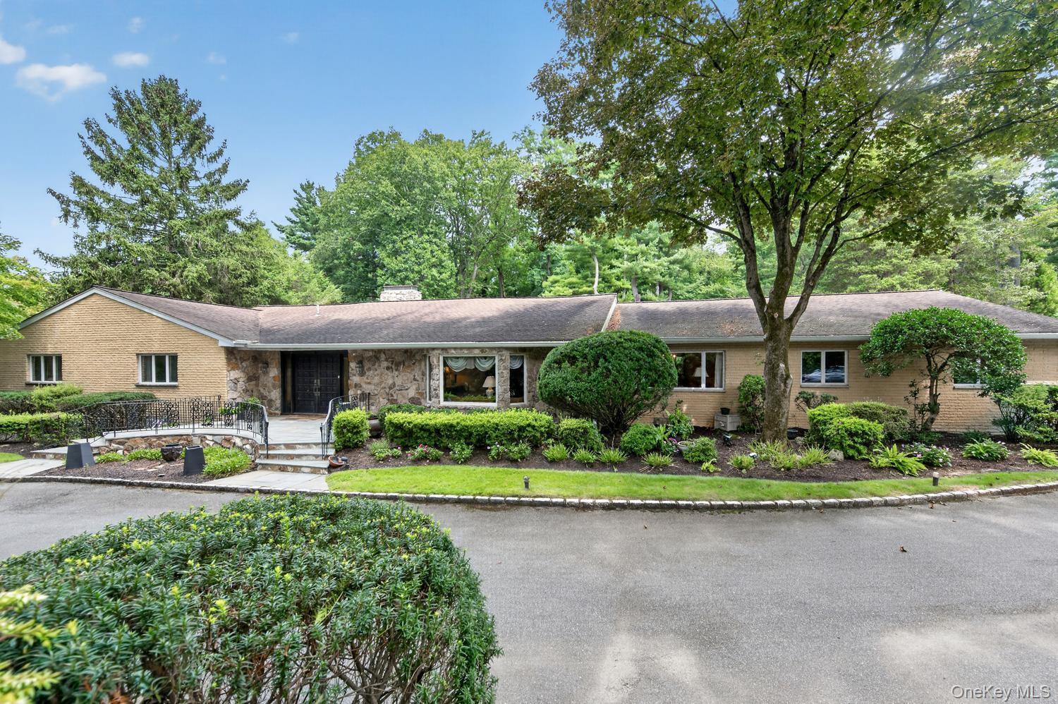 10 Dorchester Drive, Muttontown NY 11545
