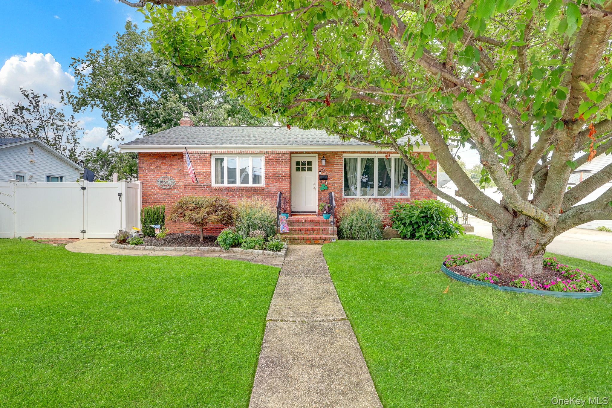 43 Manhattan Avenue, West Babylon NY 11704