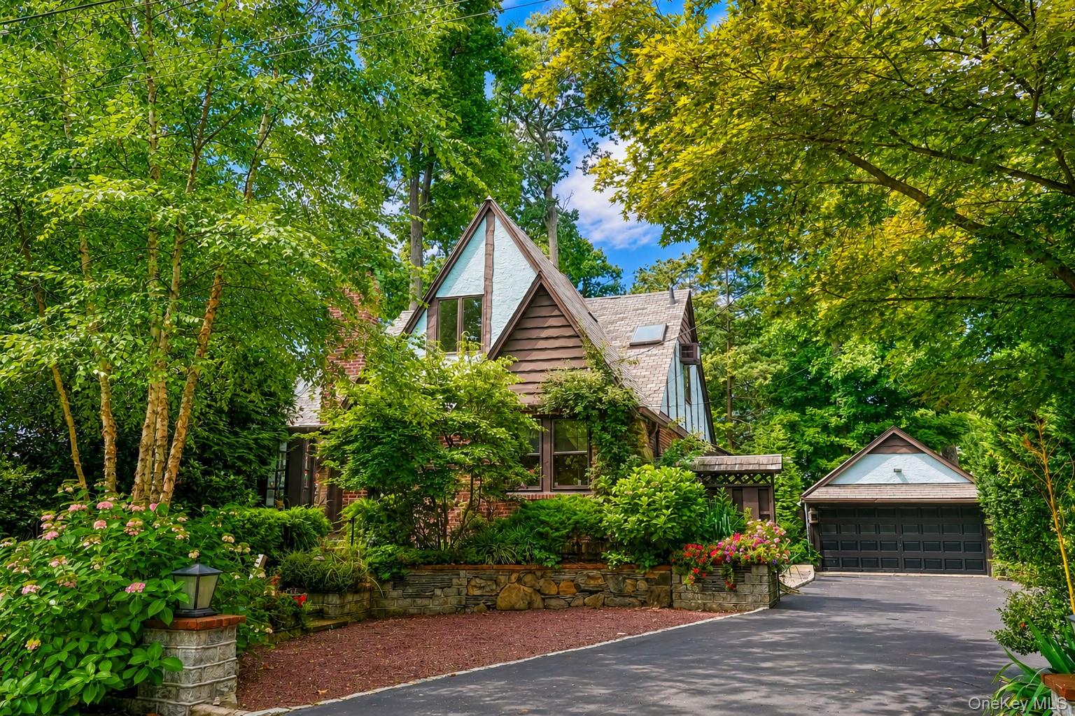 3 Crestwood Place, Great Neck NY 11024