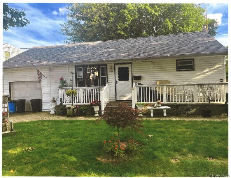 330 Florida Avenue, Copiague NY 11726