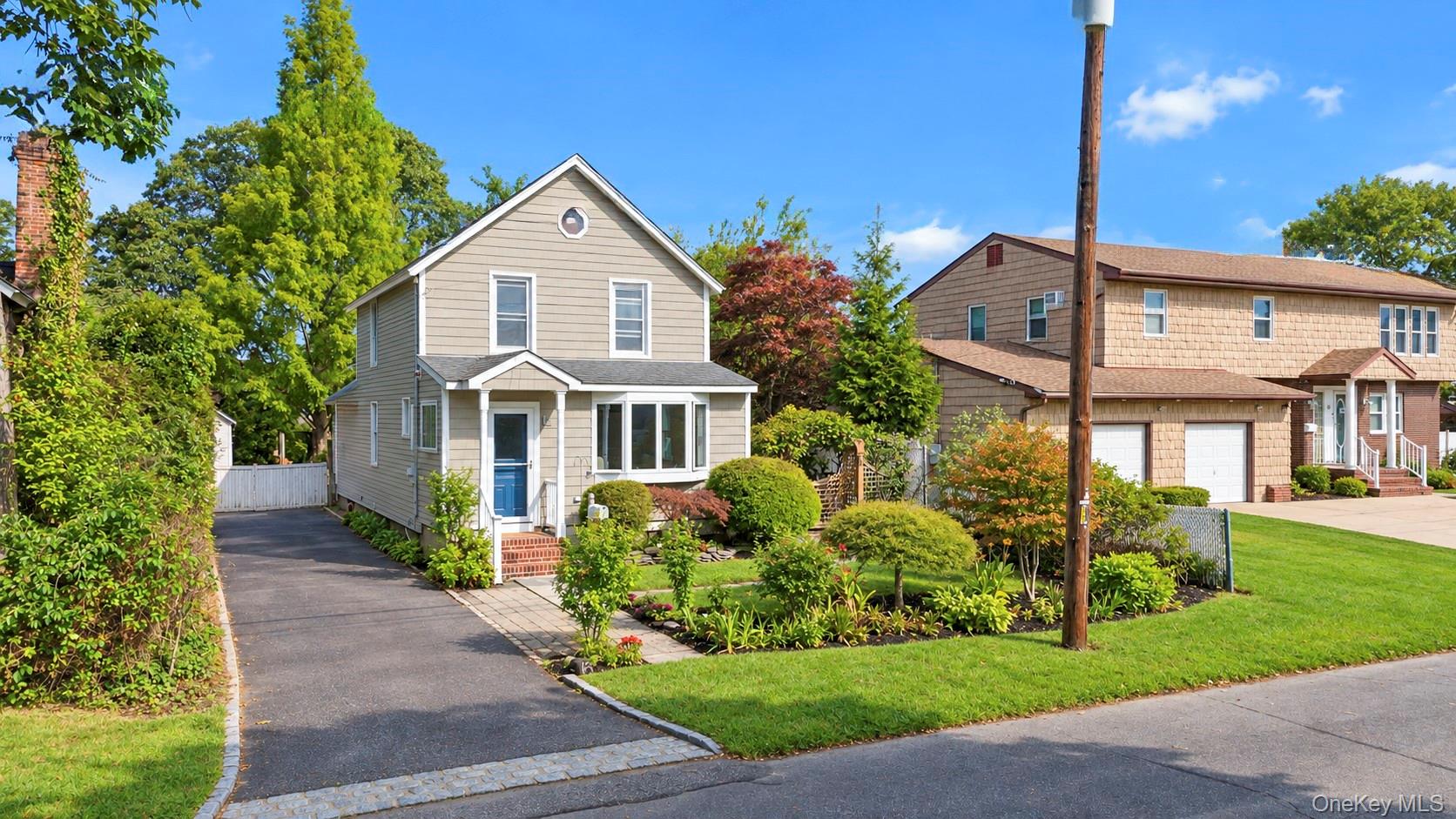 16 Grove Street, Lindenhurst NY 11757