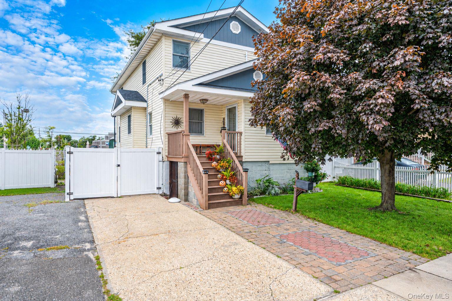 9 Perry Place, Lindenhurst NY 11757