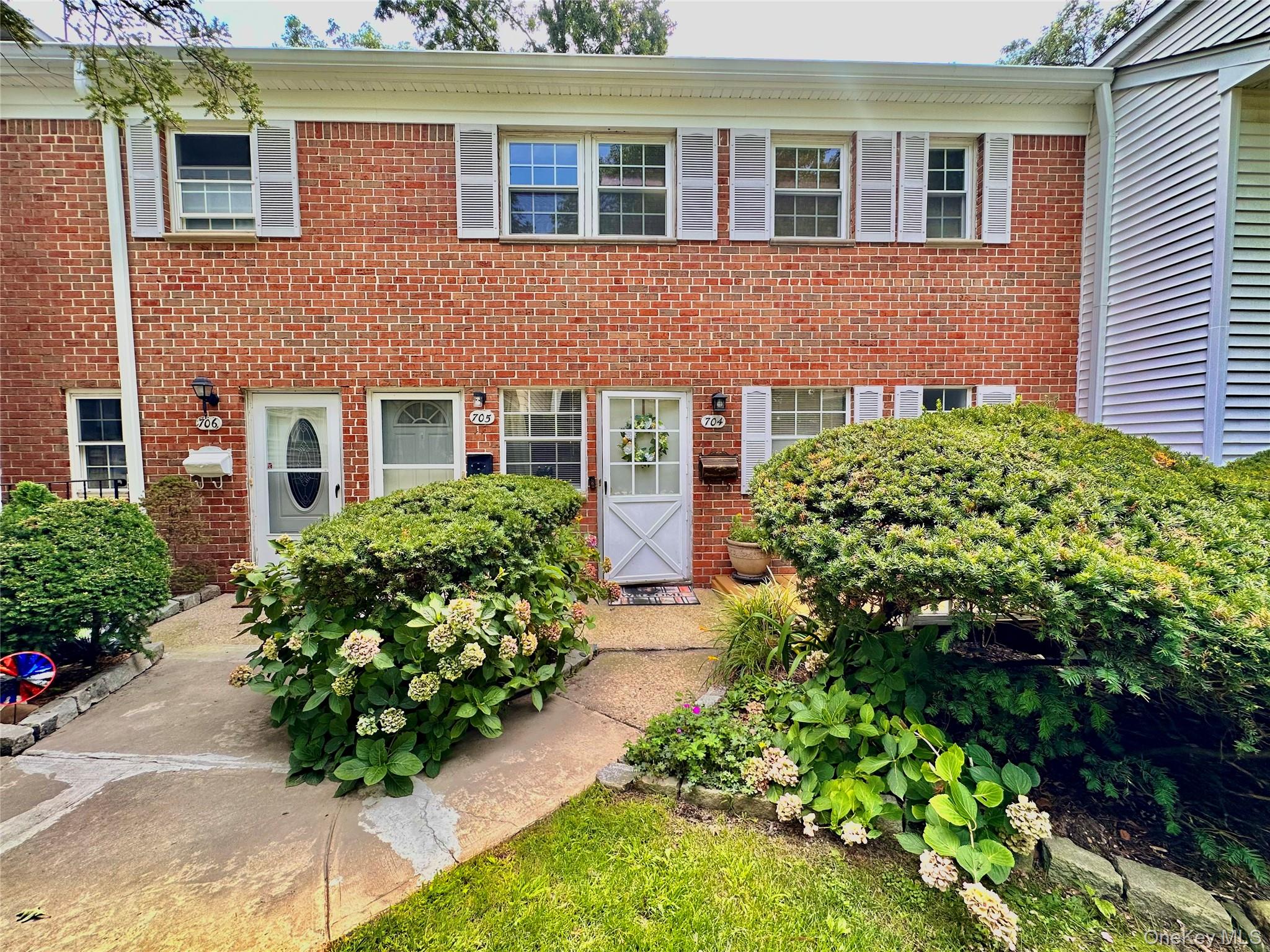 704 Towne House Village Unit 704, Hauppauge NY 11749