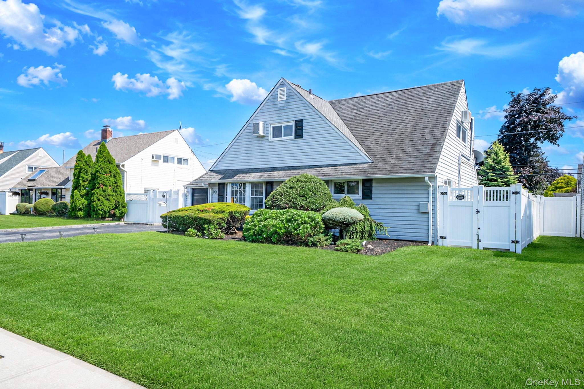 90 TWIN Lane N, Wantagh NY 11793