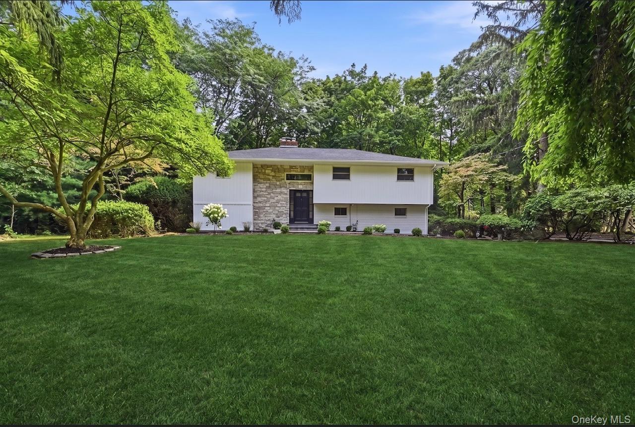 10 Moonedge Road, Northport NY 11768