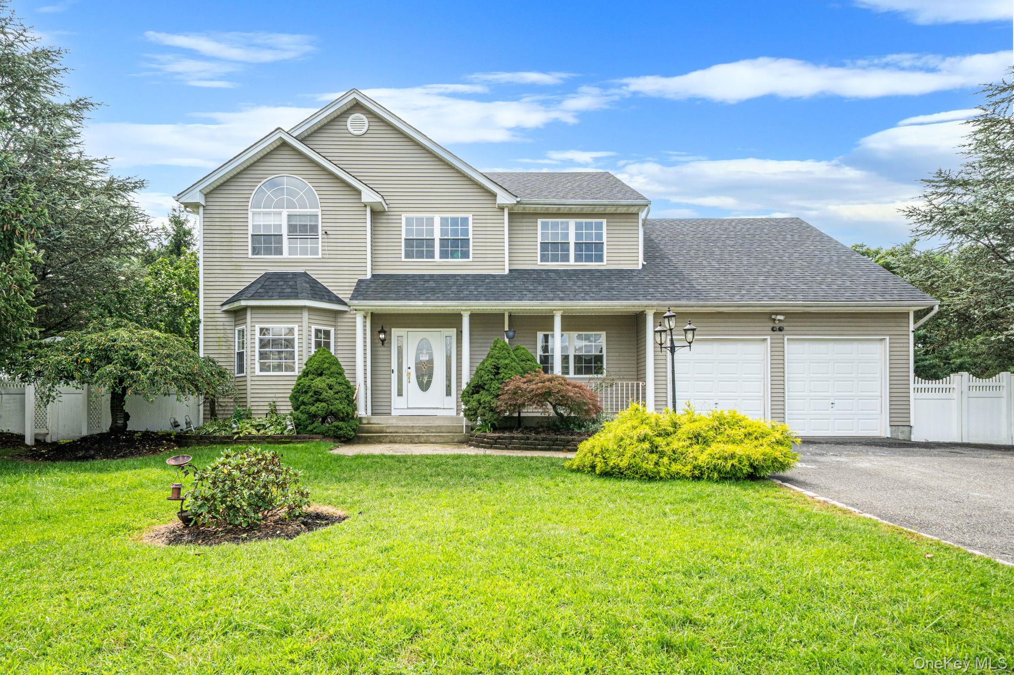 18 Woodridge Lane, Coram NY 11727