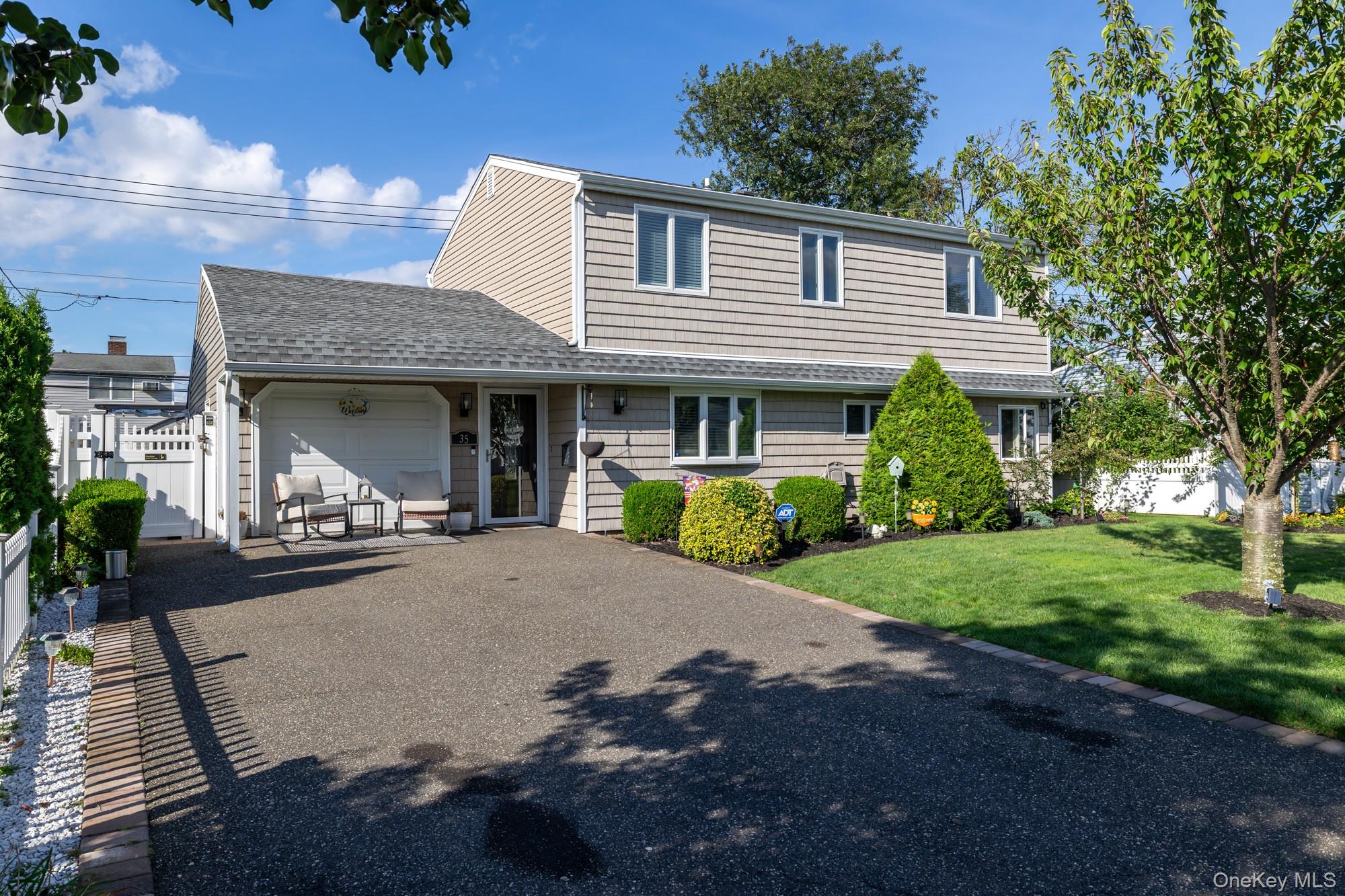 35 Magpie Lane, Levittown NY 11756