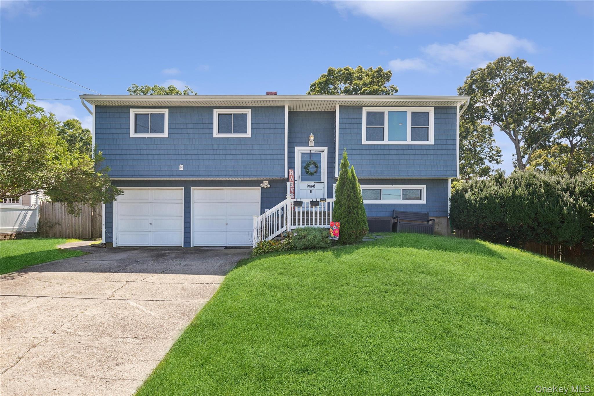 6 Rhodes Court, Selden NY 11784