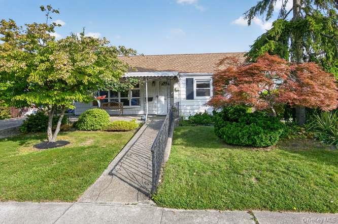 84 E Lido Promenade, Lindenhurst NY 11757