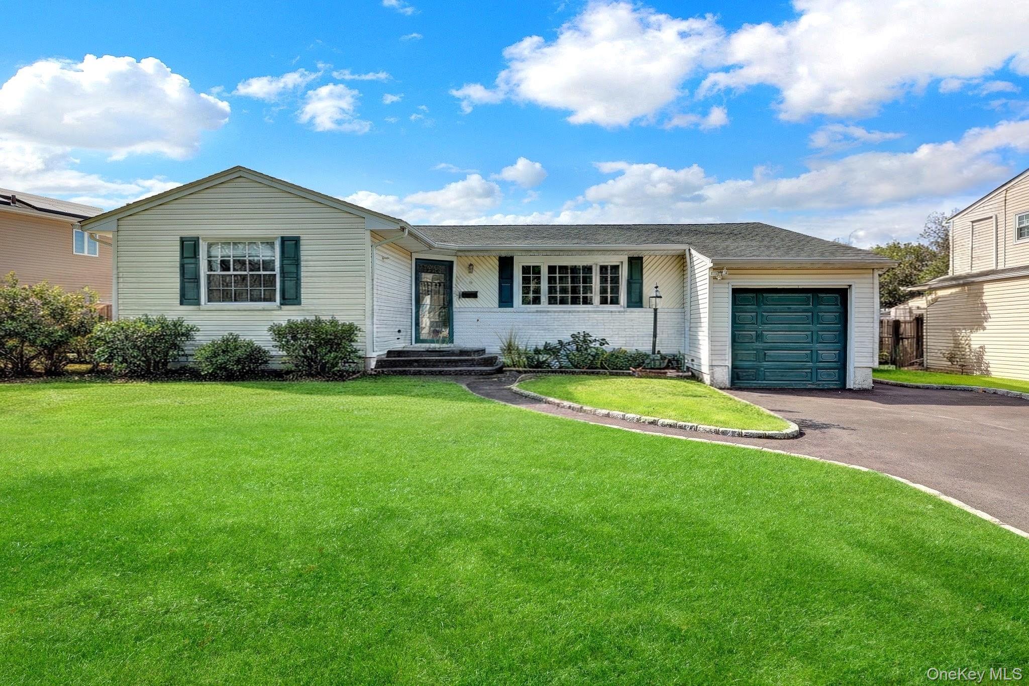 3 Daniel Drive, Farmingdale NY 11735