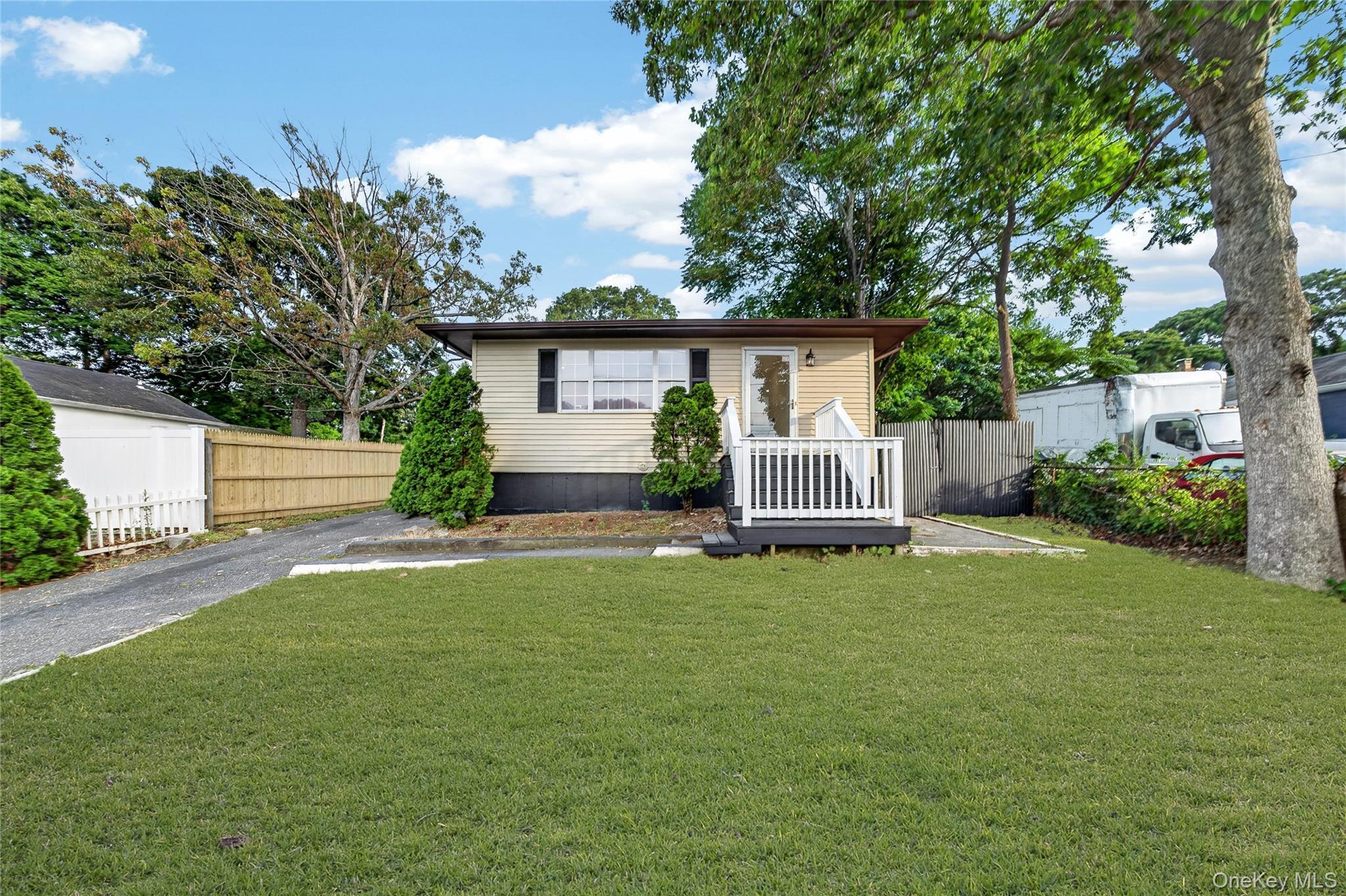 28 Roslyn Avenue, Selden NY 11784
