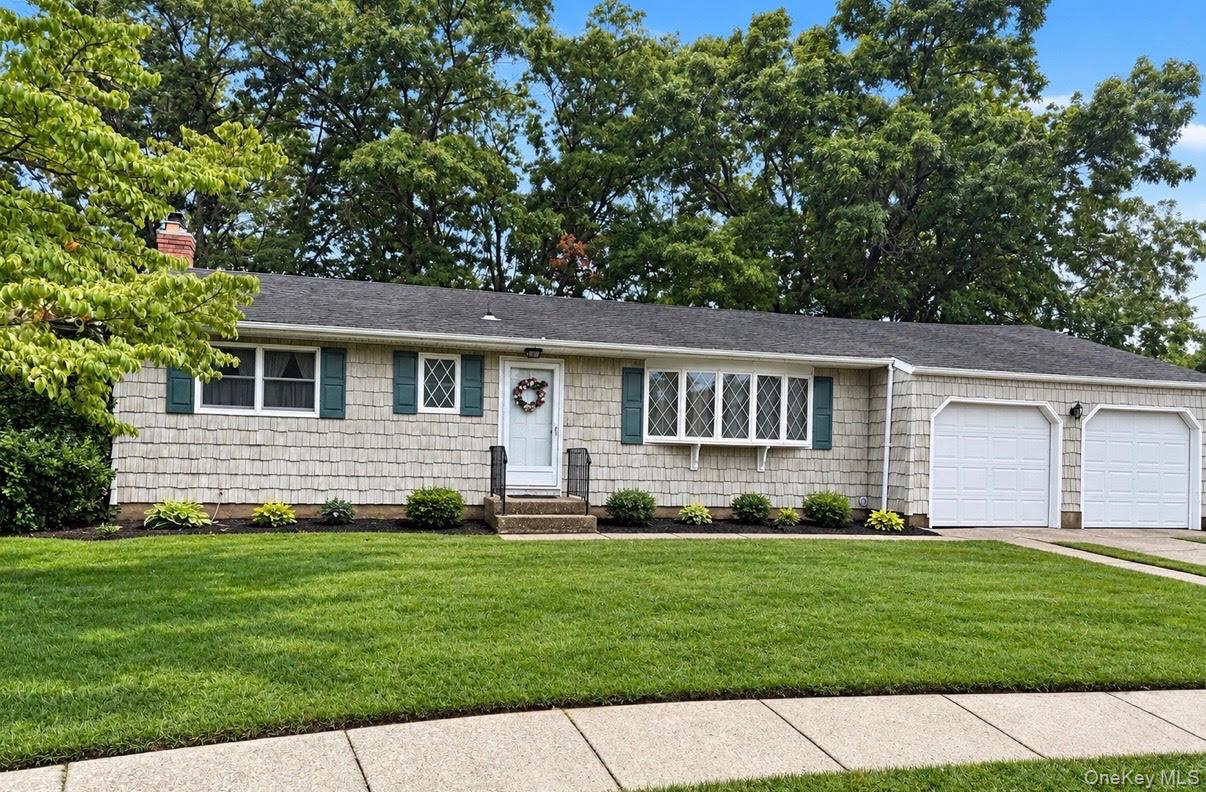 11 Whig Court, Holbrook NY 11741