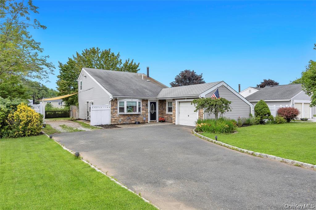 12 Handy Lane, Medford NY 11763