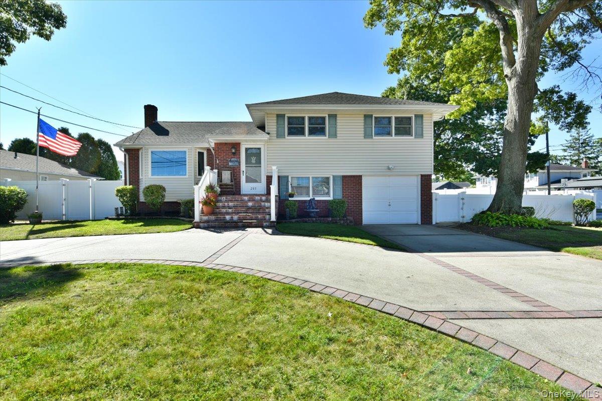 283 W Gates Avenue, Lindenhurst NY 11757